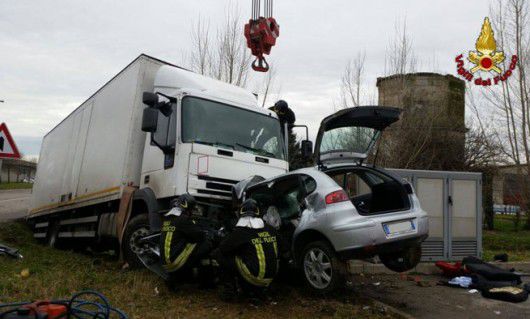 Un automobil condus de un cetățean moldovean a intrat în coliziune cu un camion. Foto: larena.it