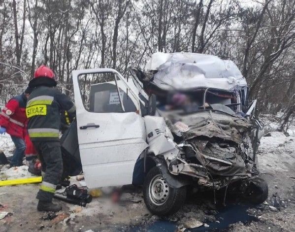 На Украине в дорожной аварии погибли 13 человек и еще 6 получили травмы.