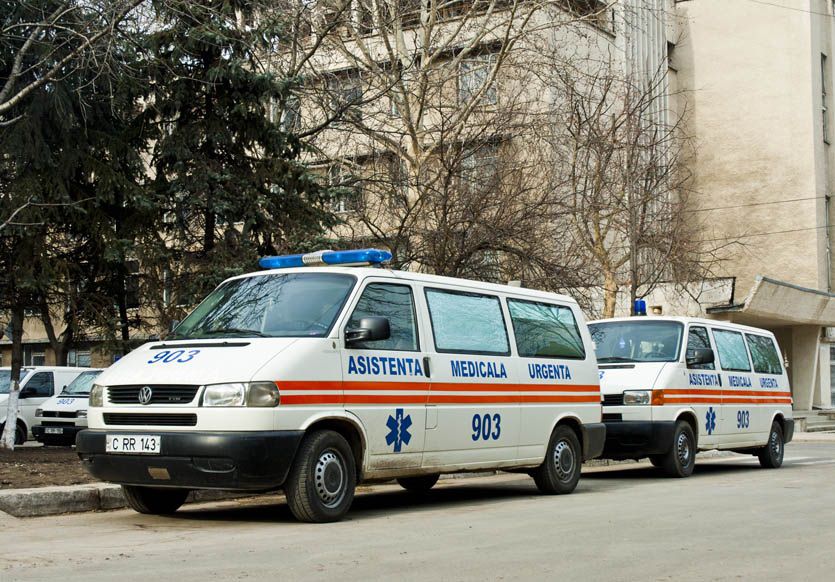 Medicul de urgenţă i-au acordat îngrijiri medicale pe loc, apoi i-a propus să meargă la spital.