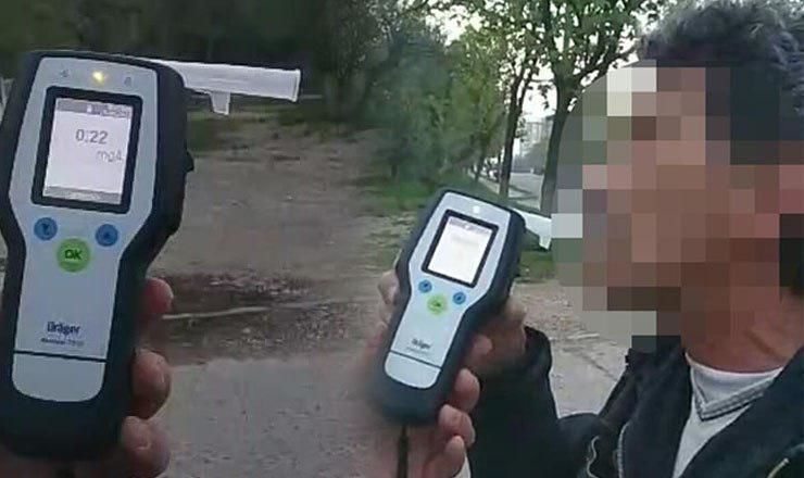 Проведенный тест на алкоголь показал, что в выдыхаемом им воздухе содержалось 0,22 мг/л алкоголя. 