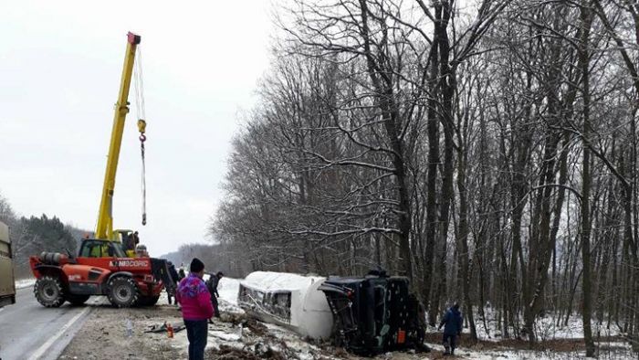 Un camion care transporta combustibil a ajuns în șanț, după ce a fost lovit în plin de un SUV.