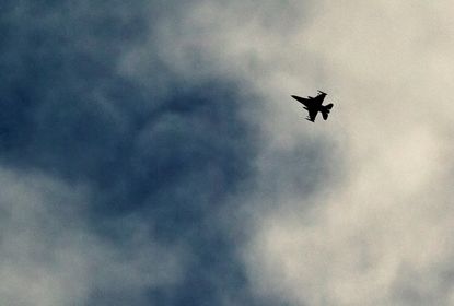 Авиация США нанесла удары по позициям сирийской армии у горы Аль-Тарда в районе города Дейр-эз-Зор. Фото: Vadim Ghirda / AP