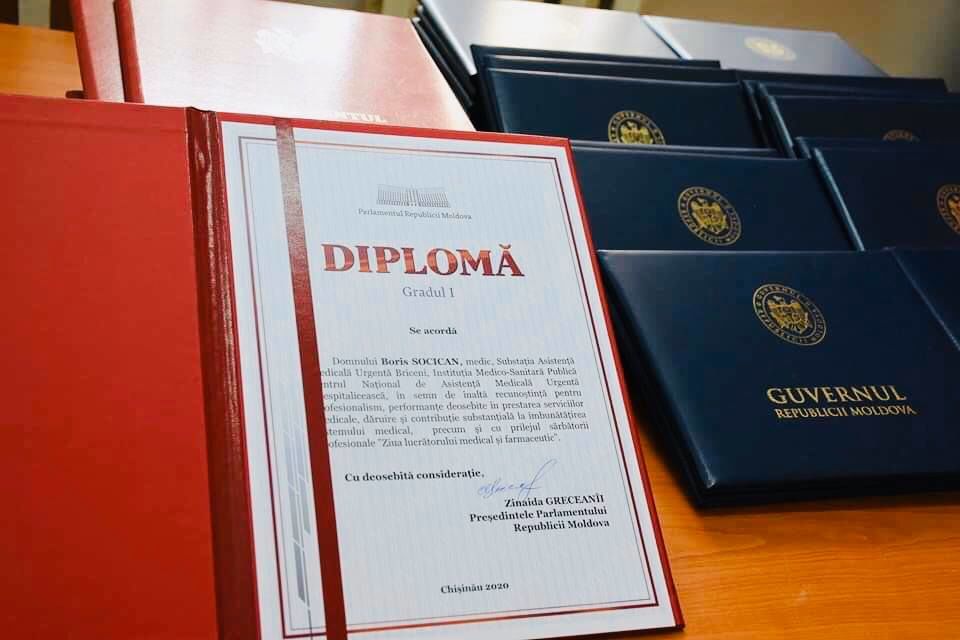 Более 1300 медработников в Молдове наградили дипломами.