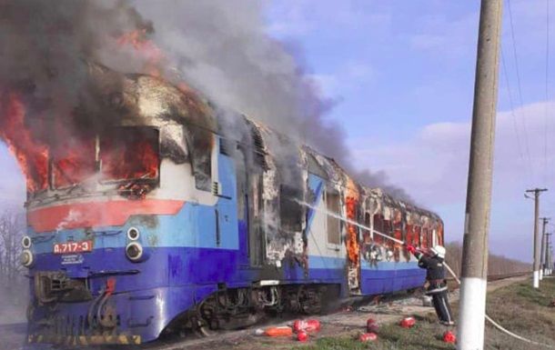 В Николаевской области загорелся поезд с пассажирами.