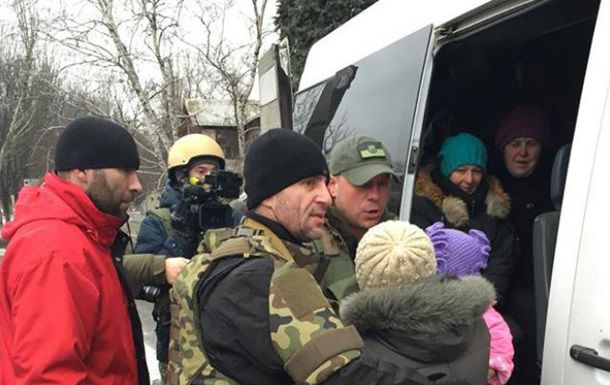 По городу появились объявления: желающим предлагают вывезти детей в лагерь "Изумрудный город" в Святогорске. 