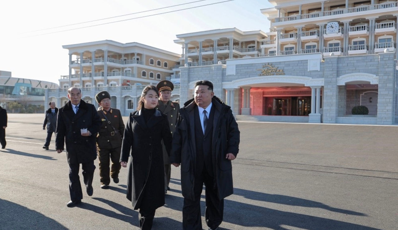Ким Чен Ын с дочкой показал новый роскошный курорт КНДР рядом с ракетным полигоном.