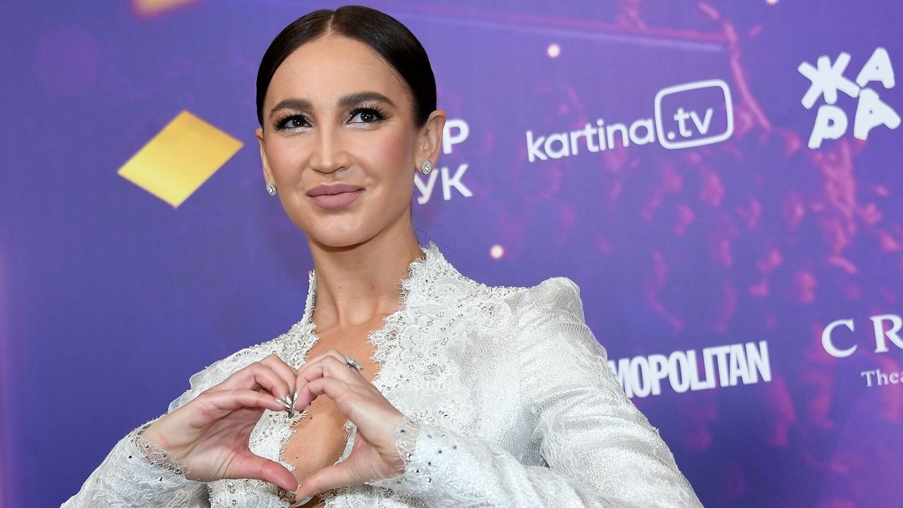 Бузова поблагодарила отца за длинные ноги.
