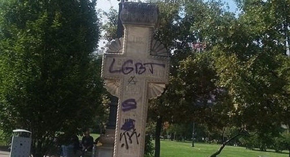 Crucea de piatră din inima capitalei României a fost profanată de persoane necunoscute. Foto: Activenews.ro