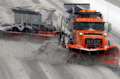 Camionul este dotat cu două pluguri: unul în față și unul pe laterală, de-a lungul remorcii. Foto: publika.md