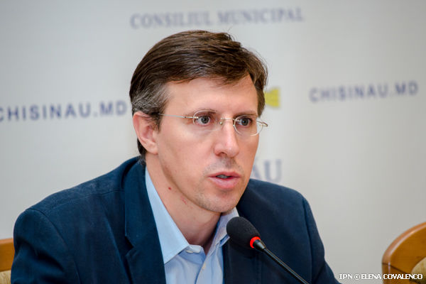 Градоначальник добавил, что торги в случае платных парковок прошли в рамках закона.