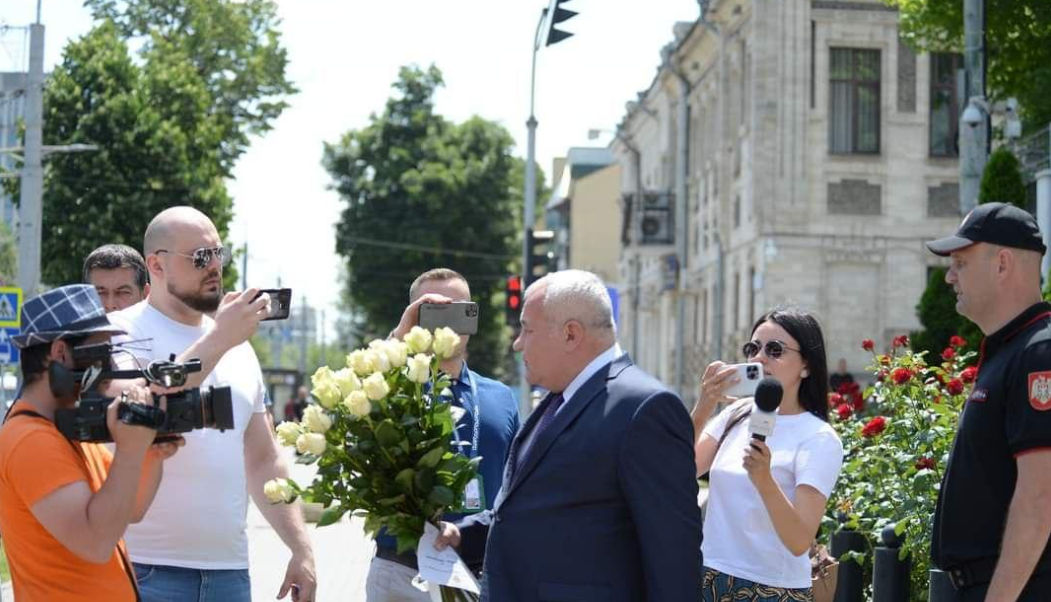 Примара Бельц заметили у посольства России с букетом белых роз.