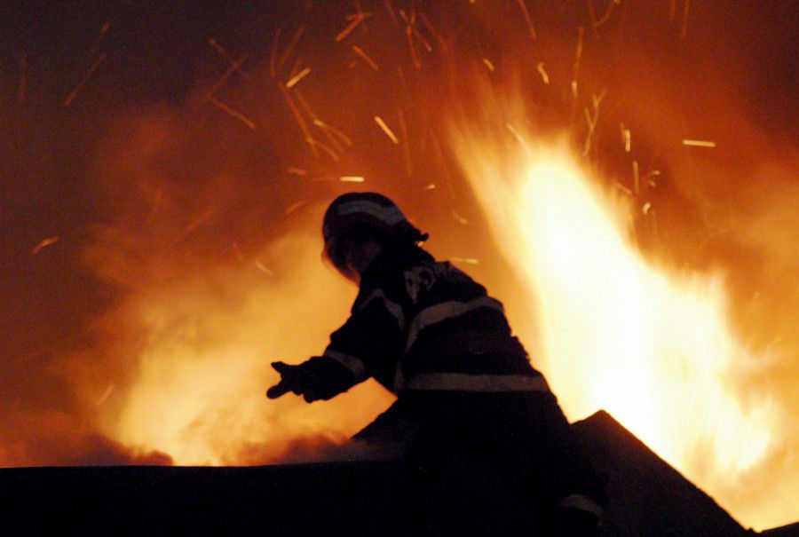 Terenul de joaca de la Botanica a fost iarasi incendiat. Foto: publika.md