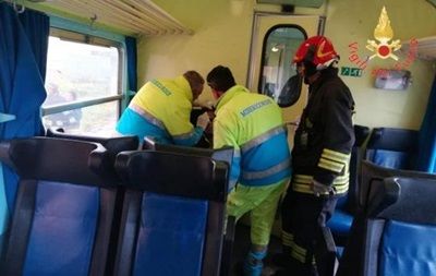Торнадо разбил несколько окон поезда вблизи южного итальянского города Кротоне. 