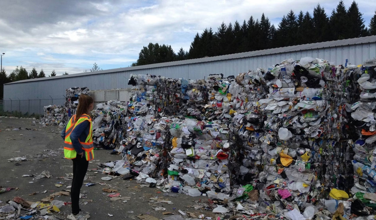 Omenirea nu reușește să facă față reciclării deșeurilor.