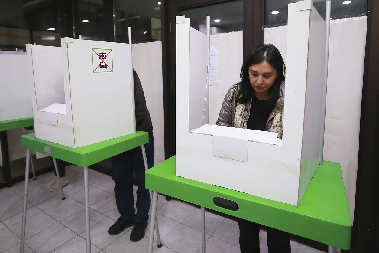 Alegeri în Georgia: Posturile de televiziune proguvernamentale și cele de opoziție au prezentat exit-poll-uri diferite.