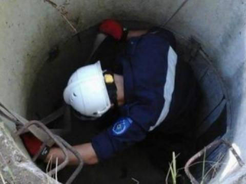 В Кишиневе спасатели вытащили мужчину из канализационного люка.