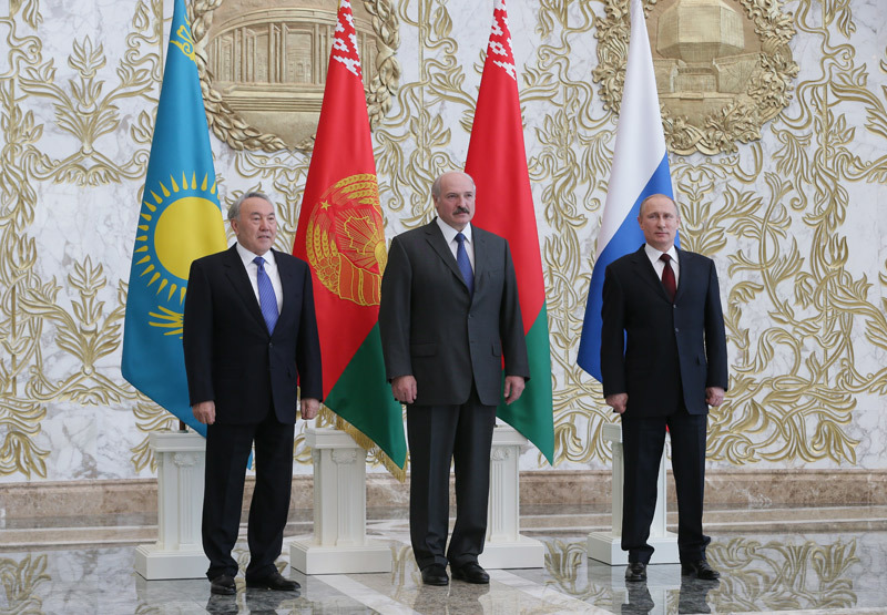 Лукашенко подчеркнул, что в ходе переговоров с президентом России Владимиром Путиным вопросы, которые волновали Минск, удалось снять.