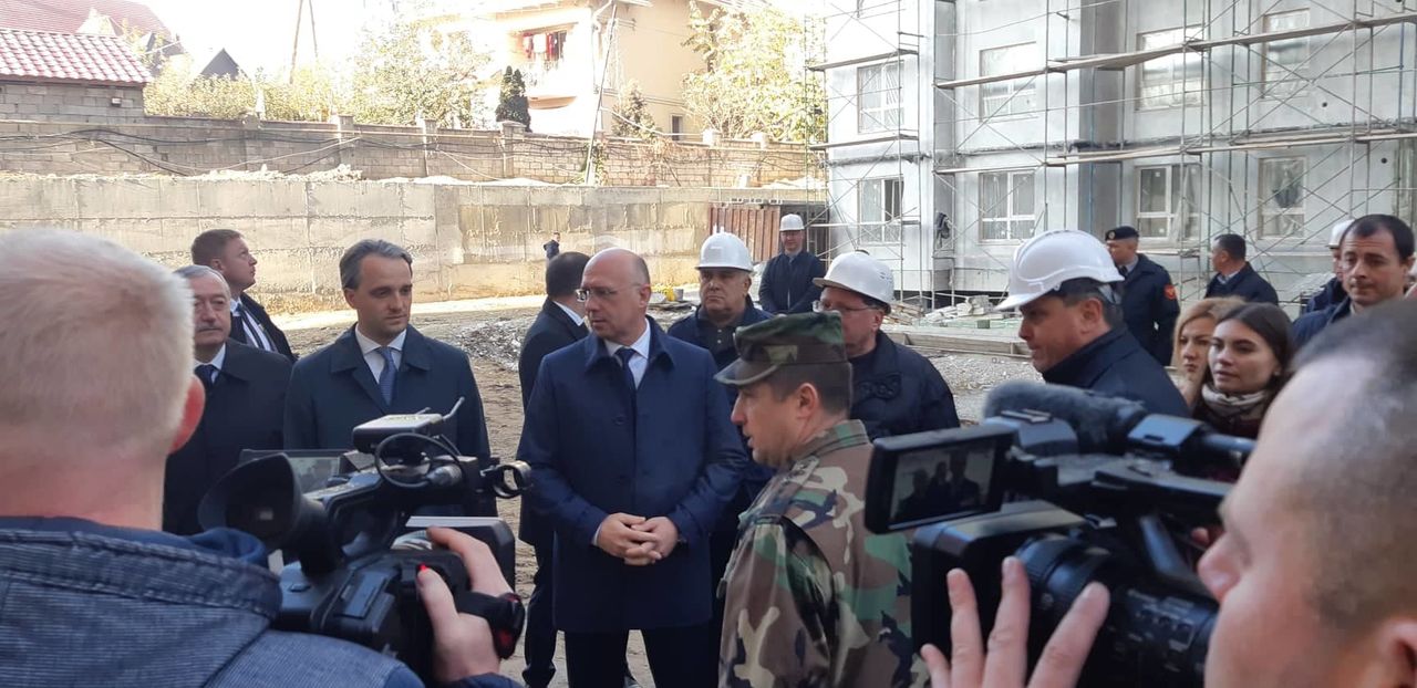 Филип посетил стройплощадку дома для молодых военнослужащих.