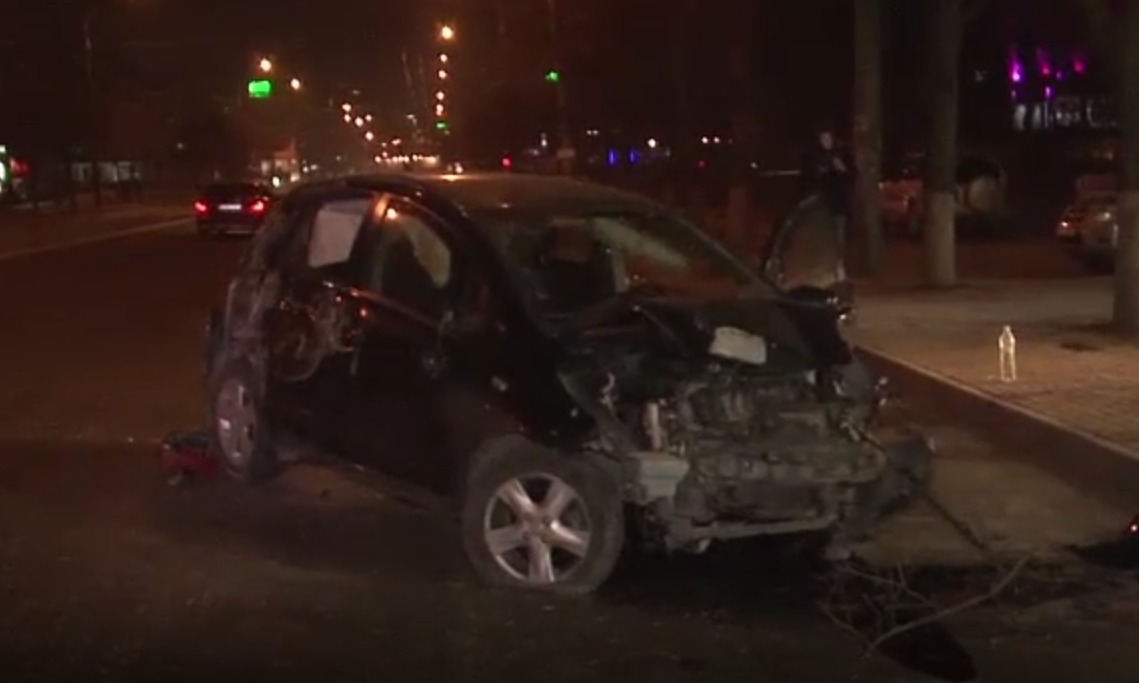 S-a izbit cu maşina de patru stâlpi, iar apoi de un copac. Foto: Captură video