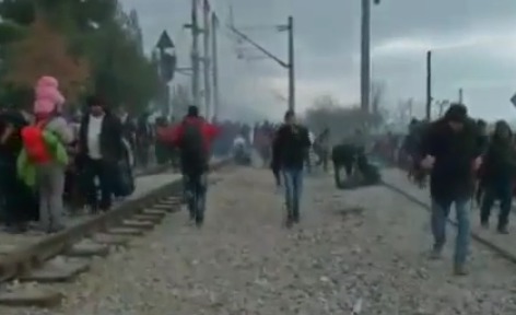 Толпа, в которой было много женщин и детей, скандировала "Откройте границу!"