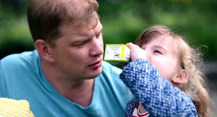 Tot mai mulți tați din Moldova solicită concediul paternal. Cum se obţine.