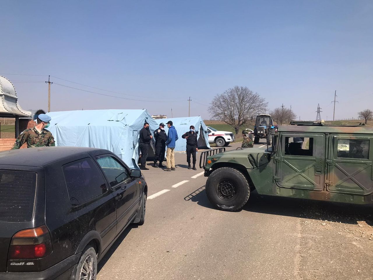 Спасатели продолжают дежурить в зонах карантина.