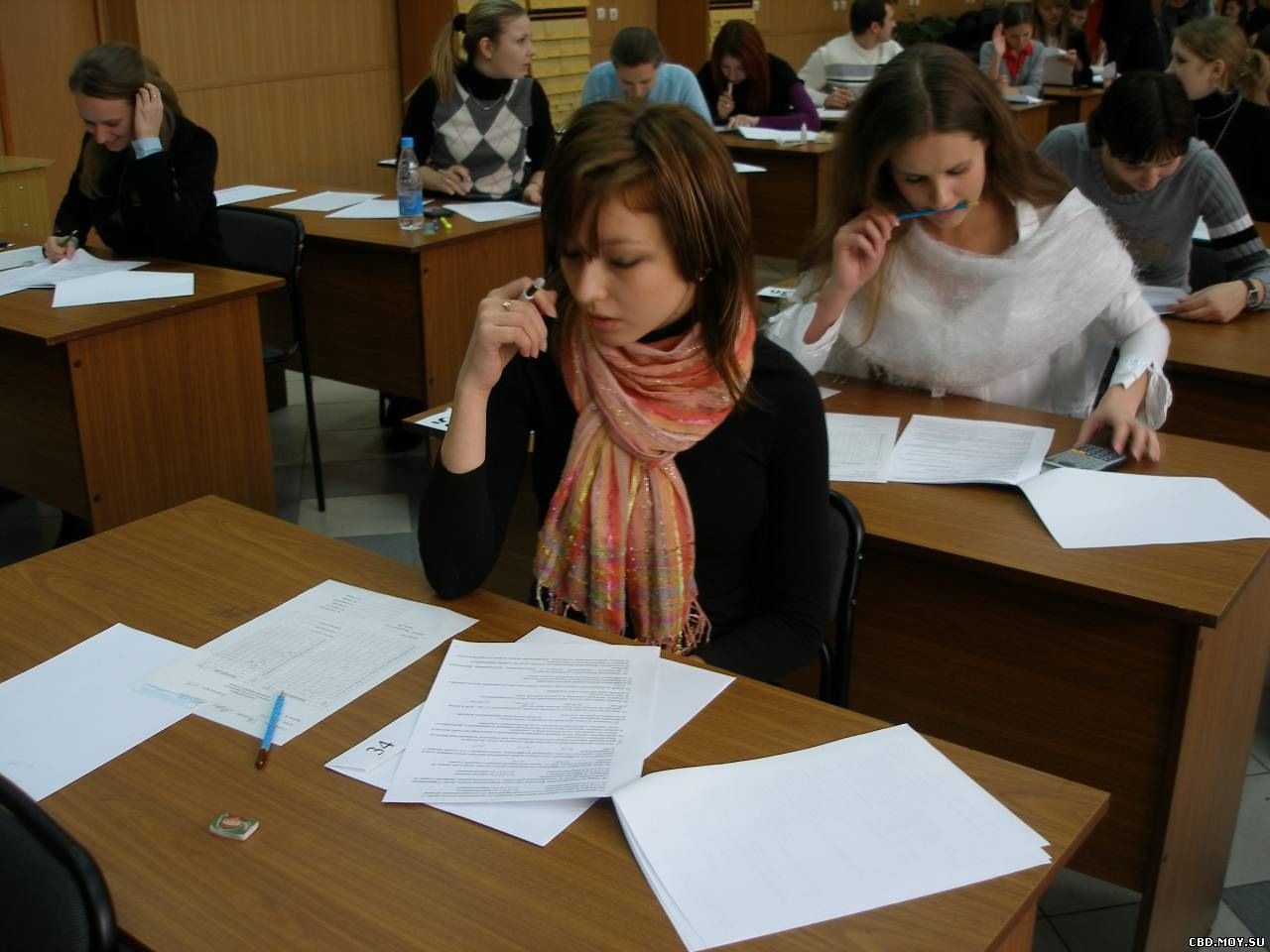 В ходе текущей экзаменационной сессии на степень бакалавра на списывании были пойманы более 100 учеников. Фото: esp.md.