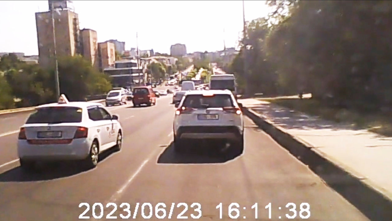 В Кишиневе водитель стал виновником ДТП и снял это на видео.