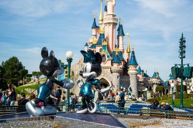 Парижский Disneyland предложил всем желающим сняться в новом клипе.