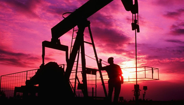 Нефть дешевеет на фоне укрепления доллара США.