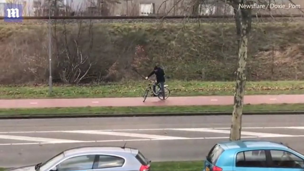 Pietoni şi ciclişti luaţi pe sus de o furtună în Olanda