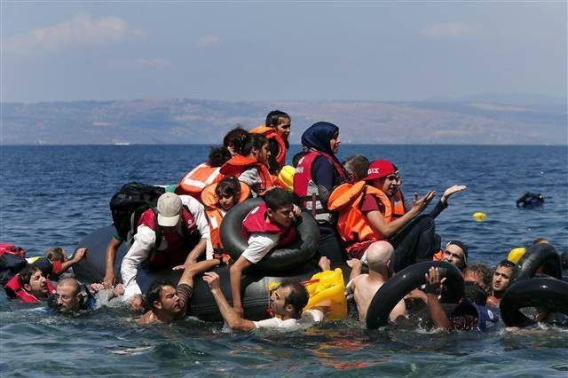 Aruncaţi peste bord de traficanţi. Zeci de migranţi înecaţi lângă coastele Yemenului