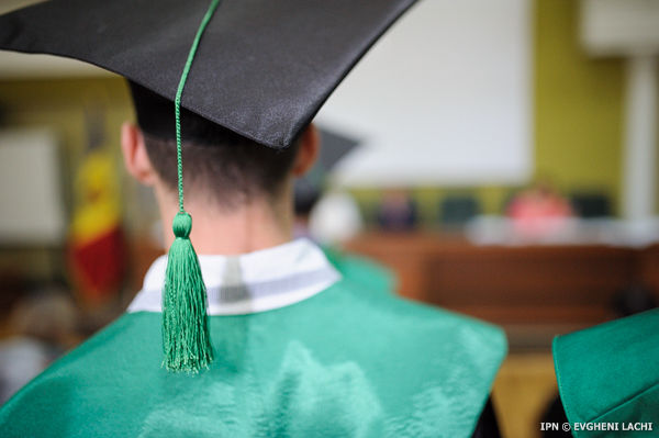 Cei mai buni studenţi şi masteranzi vor beneficia de 50 de burse în valoare de 12000 lei fiecare.