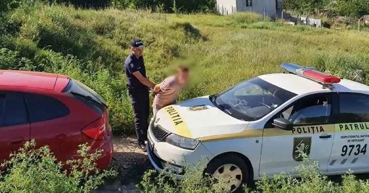 В столице 4 парней повредили машину полиции, скрываясь на угнанном авто.