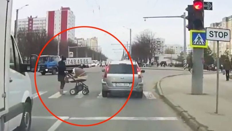 В столице женщина с коляской едва не угодила под колеса автомобиля.
