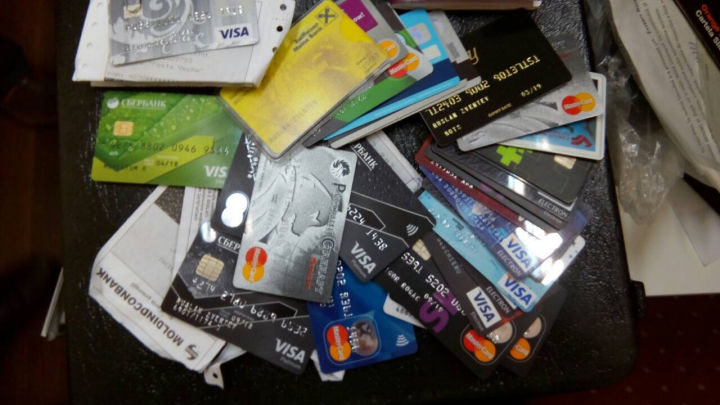 Anabolizante, arme şi muniţii, sume importante de bani, descoperite de SIS