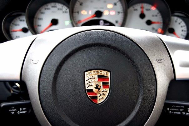 Compania auto Porsche, vizată de ancheta germană privind emisiile poluante. 