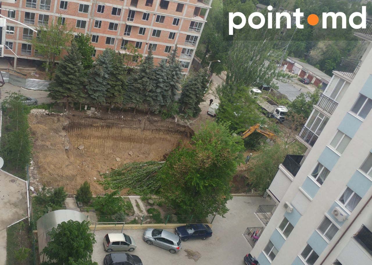 На Ботанике на месте полицейского участка идет строительство, вырубают деревья.