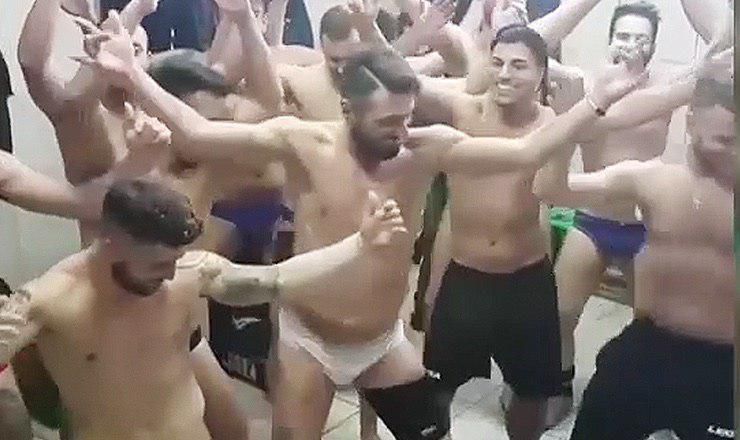 Jucătorii unei echipe au dansat topless, celebrând o victorie. Foto: Captură video