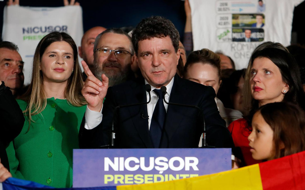 Majoritatea alegătorilor din Moldova au votat pentru Nicușor Dan, 88%.