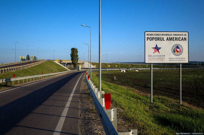 Bloggerul rus Ilia Varlamov, impresionat de drumurile din Moldova finanțate de Guvernul SUA. Foto: varlamov.ru