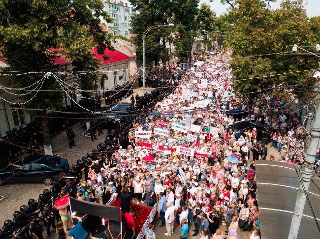 Данные о количестве протестующих сторонников партии Шор расходятся.