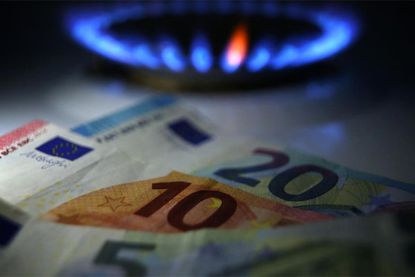 Цена газа в Европе опустилась ниже $350 впервые с 7 июня 2021 года.