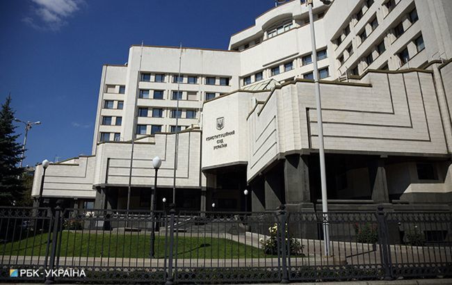 КС Украины признал закон о государственном языке конституционным.