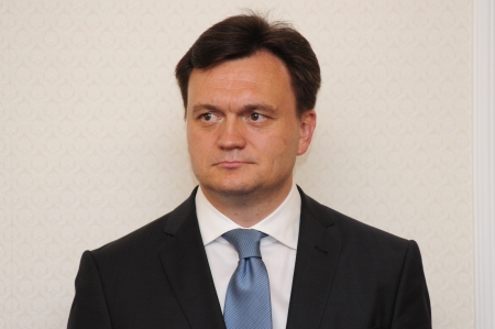 Министр внутренних дел комментирует рейды в домах некоторых полицейских.