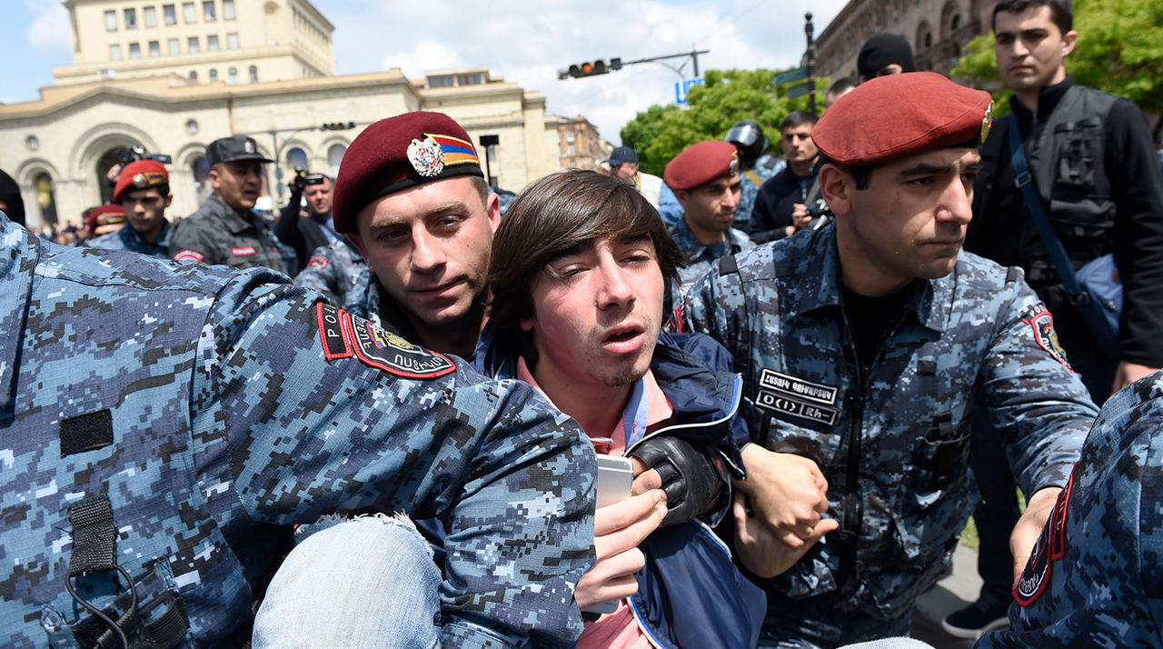 Сотрудники правоохранительных органов задержали в воскресенье в Ереване 277 демонстрантов.