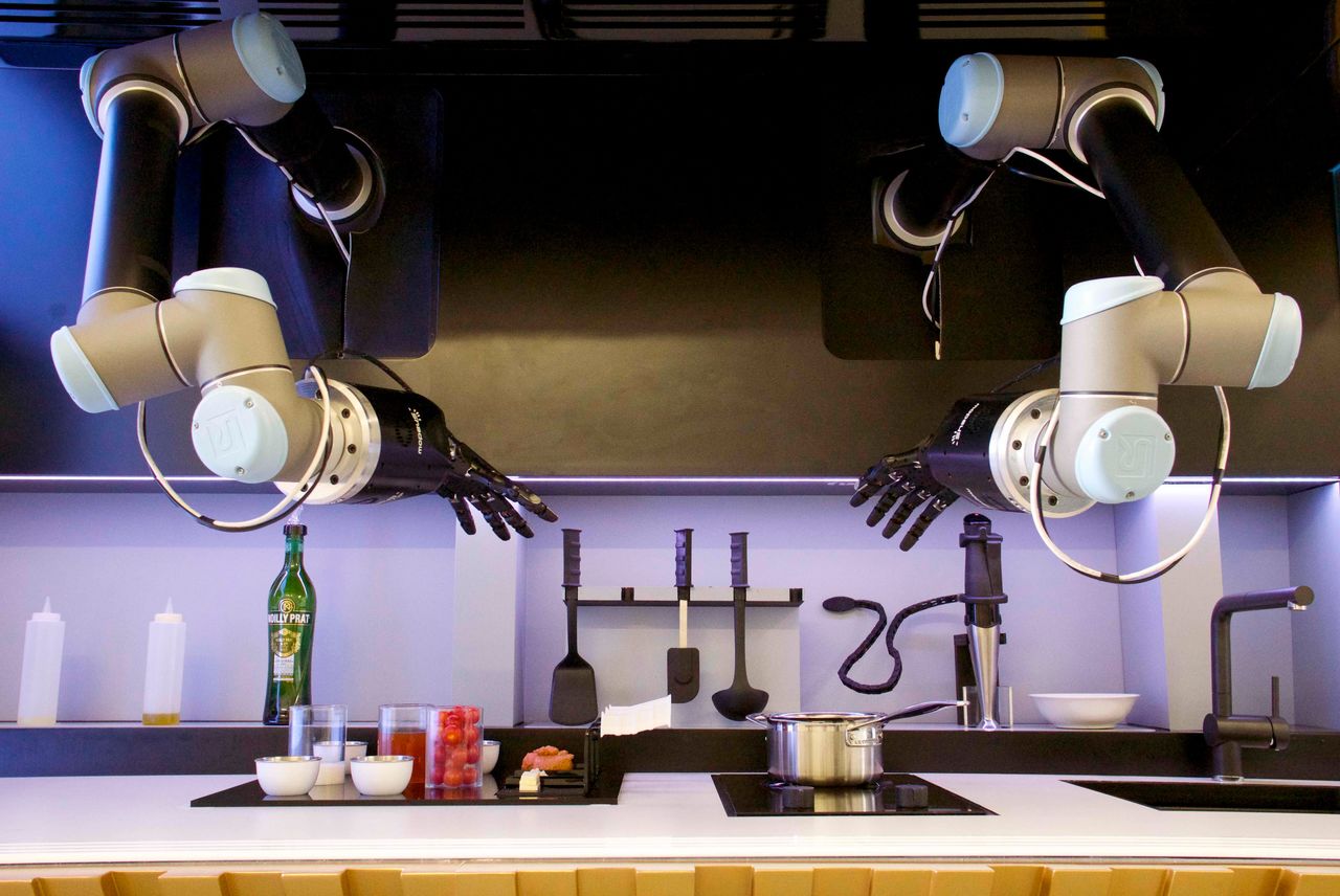 Un robot inteligent care poate prepara bucate non-stop. Foto: youtube.com