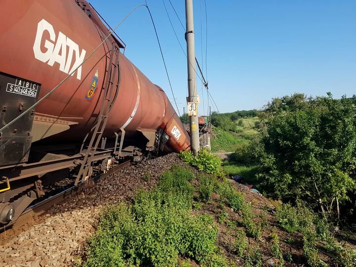 Поезд с биотопливом сошел с рельсов на мосту в Румынии.