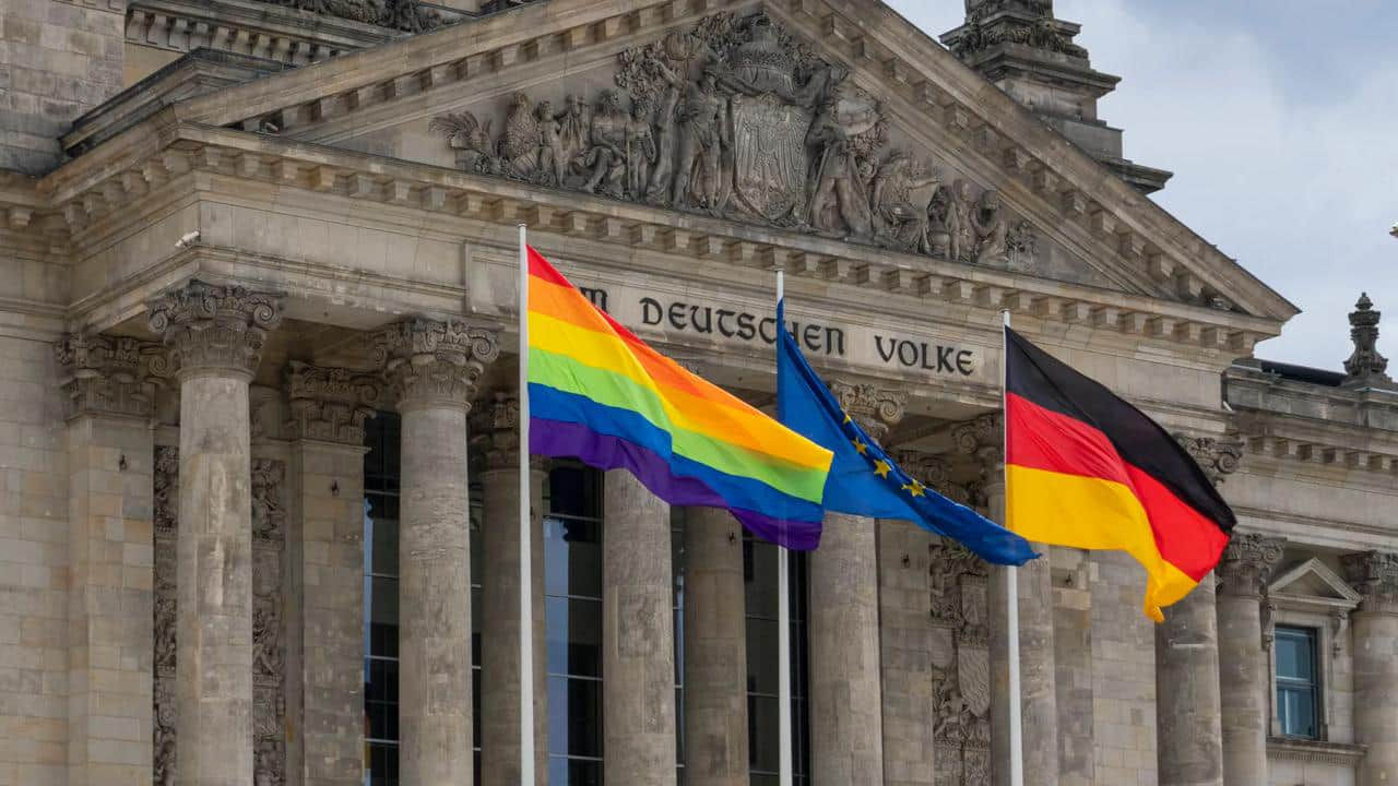 Parlamentarii din Bundestag, rugați să îndepărteze steagurile curcubeu din birouri.