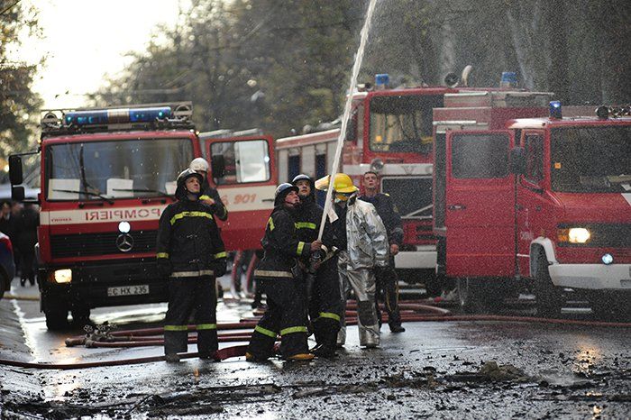 Для поддержания безопасности и вмешательства в ситуациях риска на службе находились 600 спасателей и пожарных